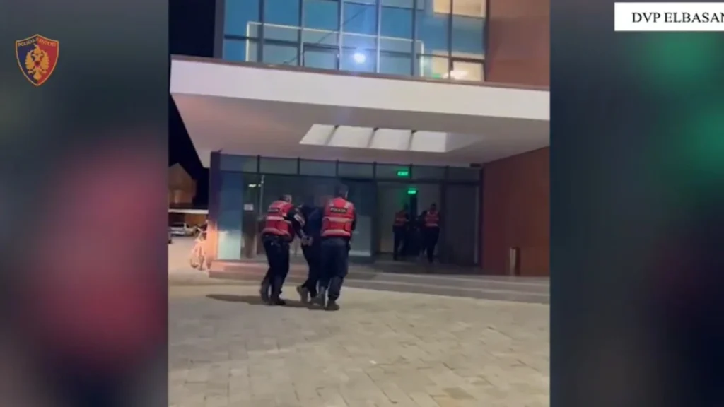 Shiste kokainë në Elbasan, arrestohet në flagrancë 37-vjeçari, në pranga dhe miku i tij për moskallëzim krimi IMG 0581