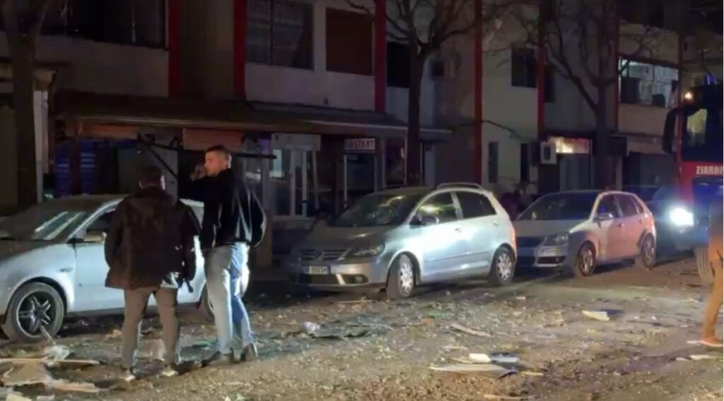 Shpërthimi i fuqishëm në një byrektore në Lezhë, reagon policia: Ishte bombol gazi, automjete dhe tetë biznese të dëmtuara IMG 0650