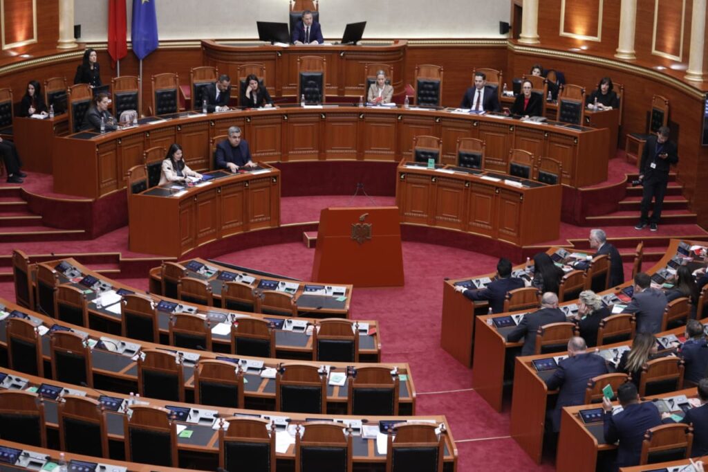 Kuvendi sot në seancë plenare/ Interpelanca me ministrat, projektligje dhe komisione hetimore në rend dite IMG 0854