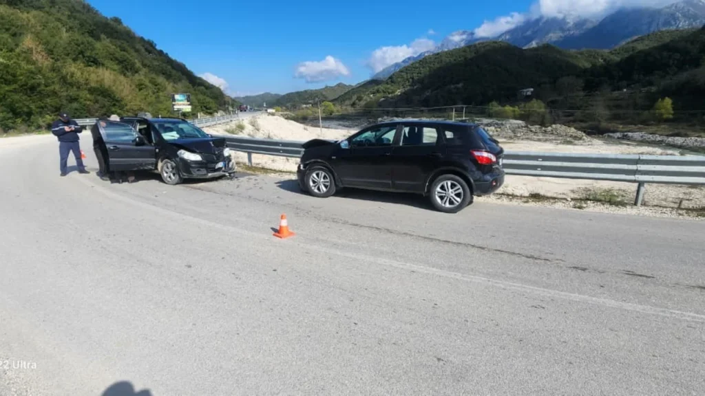 Aksident në Vlorë/ Dy makina përplasen me njëra-tjetrën, plagosen katër persona IMG 0868