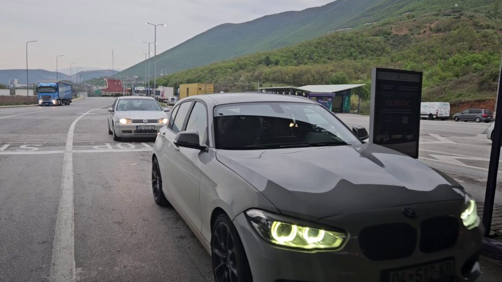Fluks i lartë lëvizjesh në pikën kufitare të Morinës gjatë 24 orëve të fundit, mijëra qytetarë vijnë në Shqipëri për pushime IMG 0989
