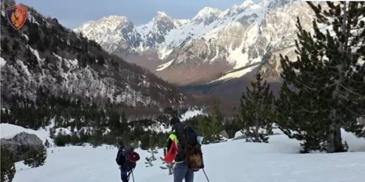 Po eksploronin ‘Qafën e Valbonës’, turistët belgë ‘ngecin’ në dëborë! Ndihmohen nga policia IMG 0993