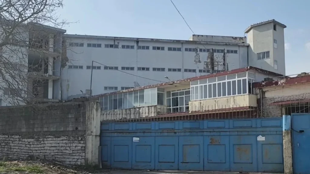 Punonjësi i bashkisë së Gjirokastrës humbi jetën pasi ra nga kati i dytë teksa po pastronte, arrestohet ish-drejtori i Shërbimeve Komunitare i shpallur në kërkim IMG 1028