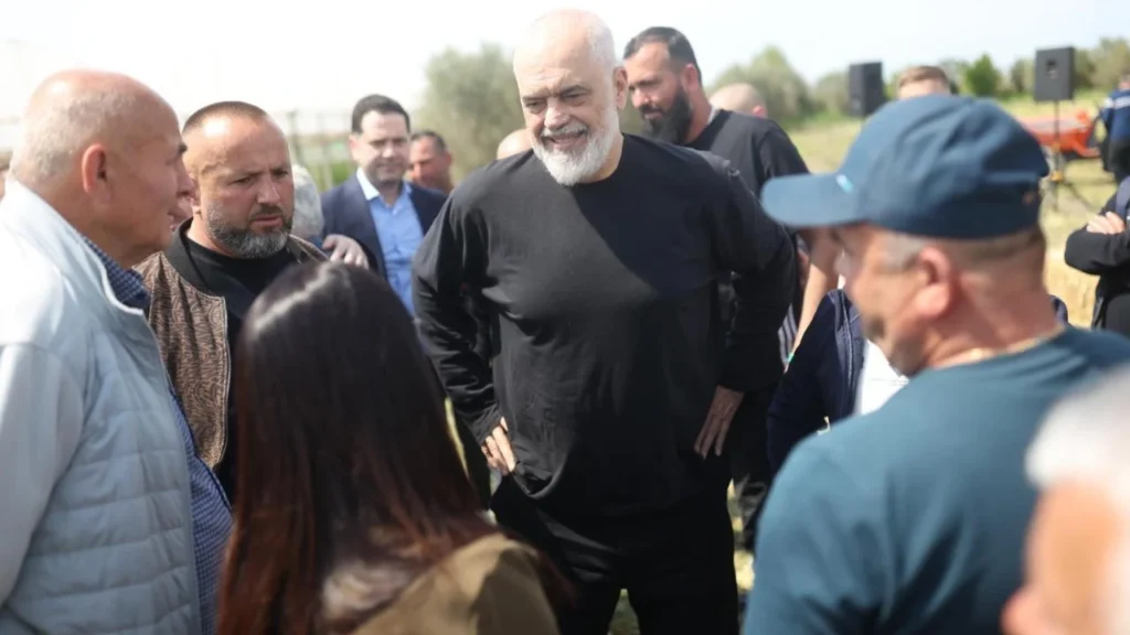 “E neveritshme se si për hir të një lufte të verbër…”, Rama takim me fermerët e Lushnjës: Kush shet prodhimin paraqet faturën dhe merr 10% të vlerës pas IMG 1033