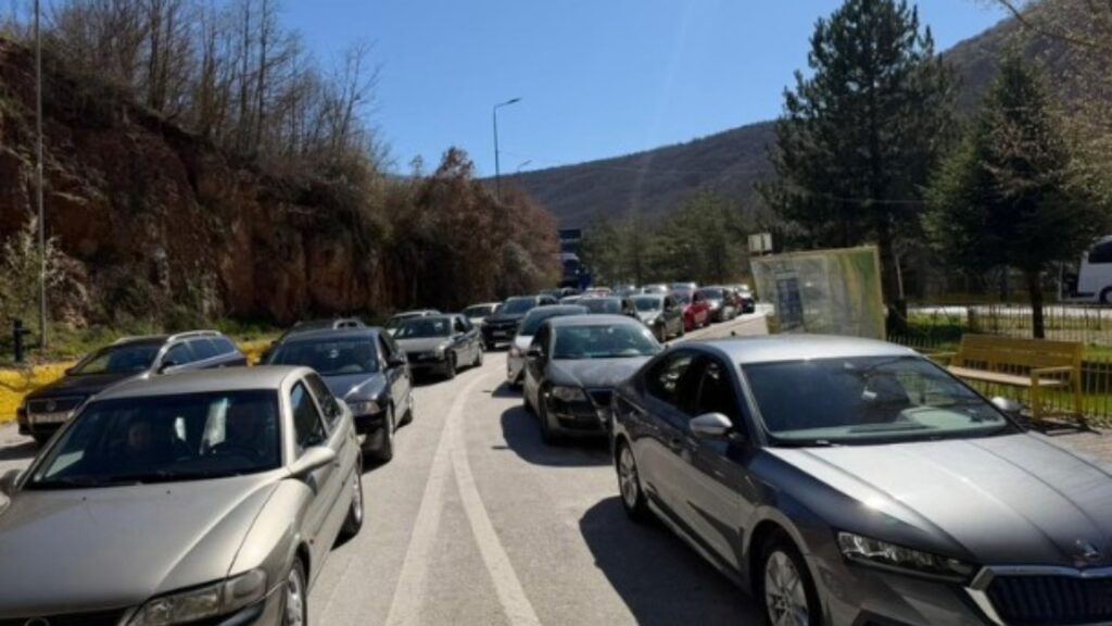 Fluks i lartë në Kapshticë pas festës së Pashkës, mbi 8 mijë qytetarë kanë dalë drejt Greqisë në 24 orët e fundit IMG 1130