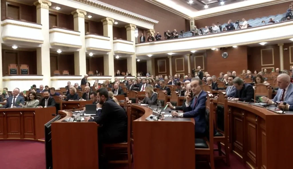 “S’duhet të shkelë fare në këtë sallë”, Balla i përgjigjet Balliut për projektligjin e Gardës së Republikës: Ju jeni fiks rasti kur s’dini se ç’kërkoni IMG 1293