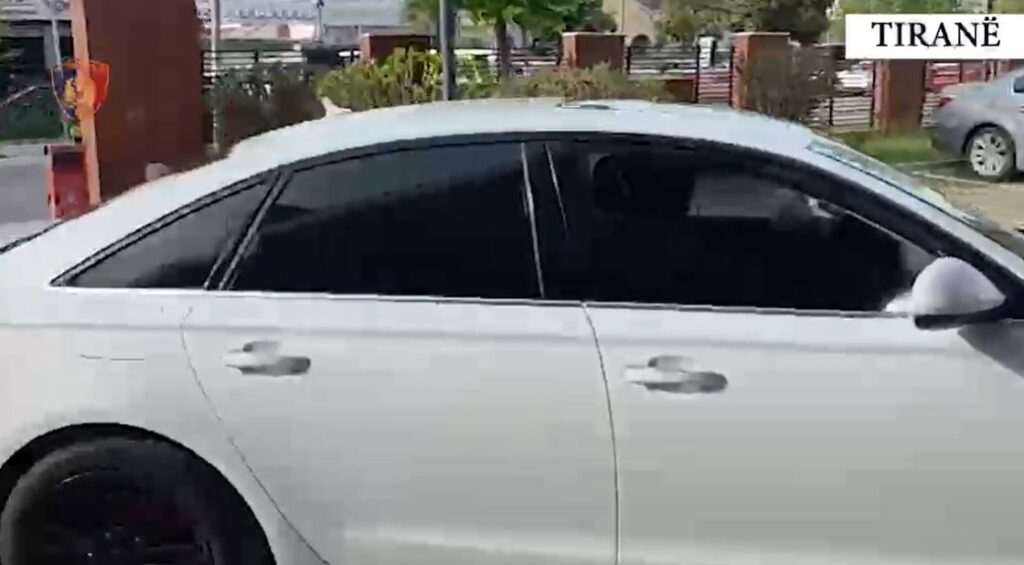Lëvizte nëpër Tiranë me armë dhe municion luftarak, “Shqiponjat” arrestojnë 21-vjeçarin, e pëson edhe miku i tij IMG 1362
