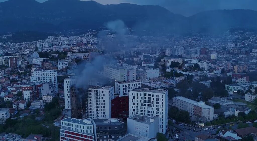 Zjarri në pallatin 12 katësh/ Gjykata e Tiranës liron katër të arrestuarit IMG 1383