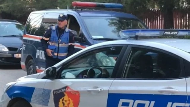 Kontroll në Bërzhitë, dyshime për mashtrim kompjuterik në formë call centeri, sekuestrohen kompjuterë dhe celularë IMG 1386