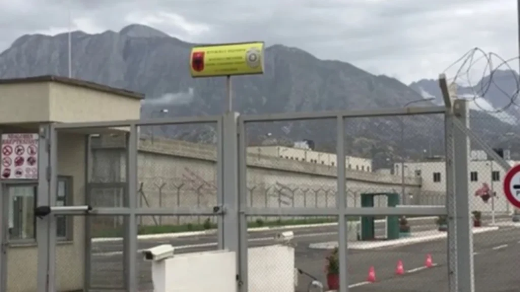 DAP zbarkon në burgun e sigurisë së lartë të Peqinit, nisin kontrollet e befta në qeli IMG 1441