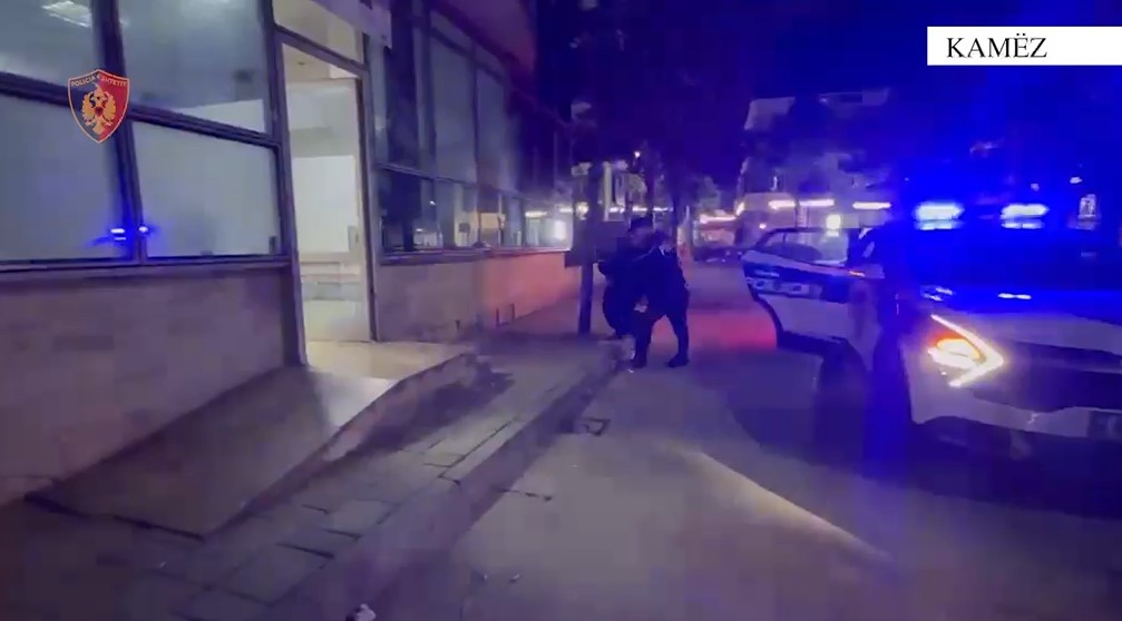 Kërcënoi me armë pas një konflikti në lokal, arrestohet i riu në Kamëz IMG 1510