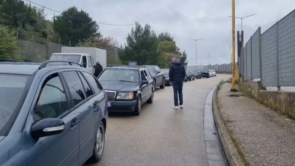 Bie sistemi i hyrje-daljeve në Kakavijë, pala greke bllokon punën, krijohen radhë në pikën kufitare IMG 1674