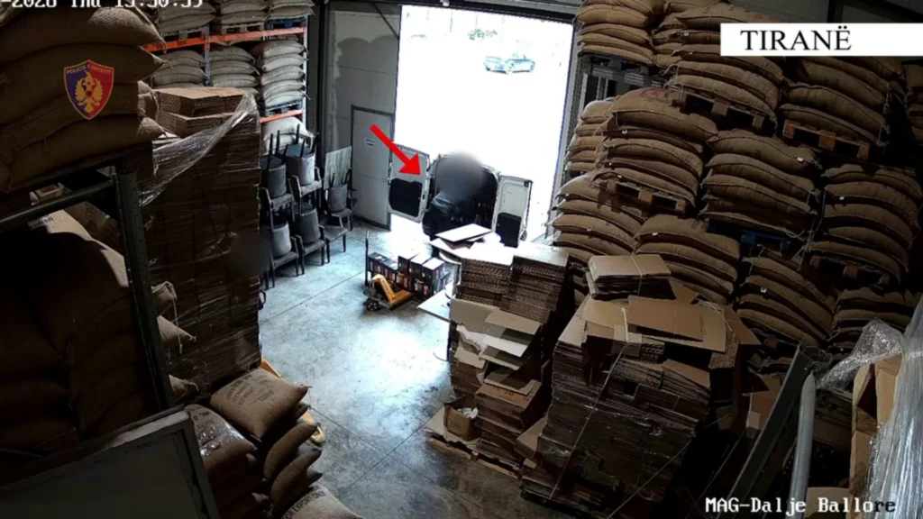 Vodhën dhe shitën 40 ton kafe te magazina ku punonin, arrestohen dy persona, procedohet shpërndarësi IMG 1722