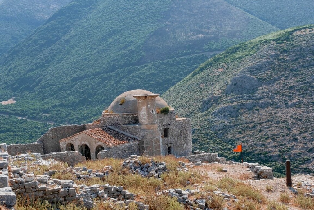 Rindërtohet Kalaja e Borshit, restaurohet dhe xhamia e kalasë KALAJA