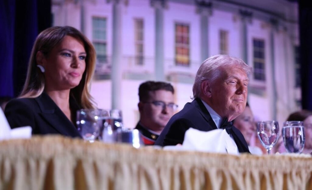 Donald Trump zbulon çfarë i tha Melania pak sekonda pas të shtënave me armë zjarri në darkën me gazetarët Melania
