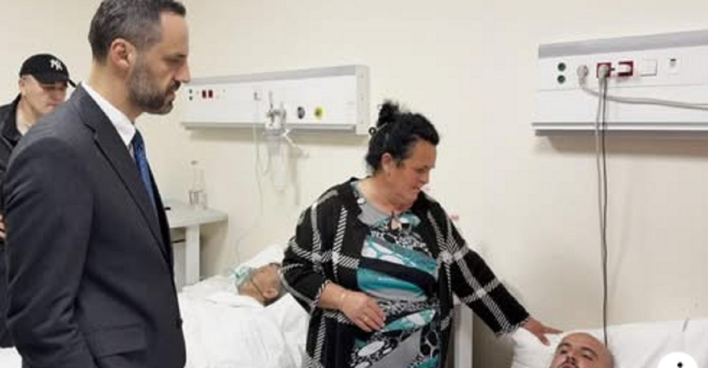 Ministri Lamallari viziton zjarrëfikësit dhe qytetarët e lënduar nga zjarri në kompleksin ‘Arlis’ në Tiranë lamallari