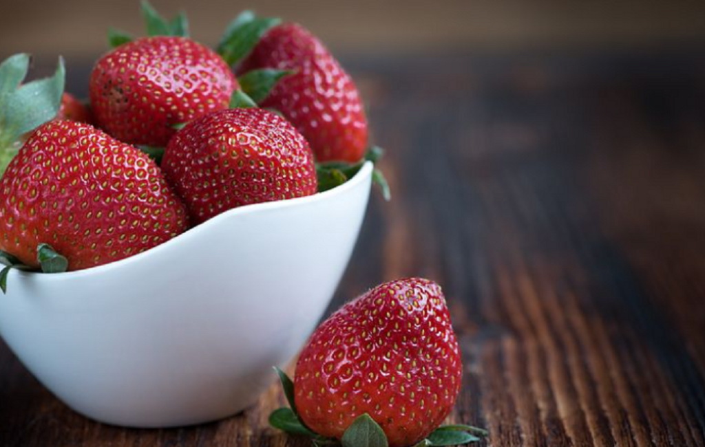 Konsiderohen si fruti më i ndotur dhe me pesticide, ja disa hapa se si t’i lani siç duhet luleshtrydhet luleshtrydhe
