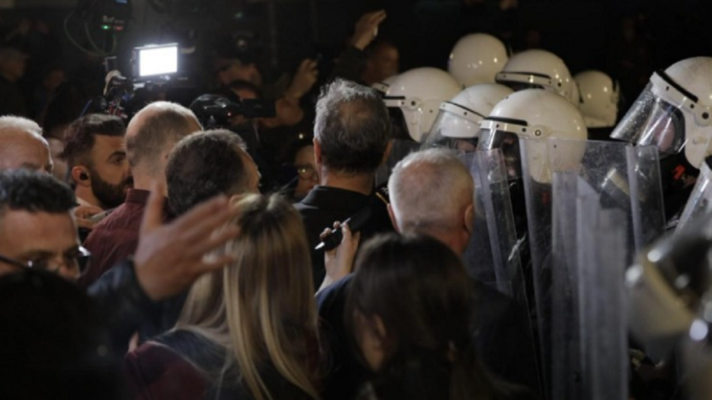 Lëndohet një efektiv policie në protestën e Berishës, transportohet me urgjencë te ‘Trauma’ policia 1
