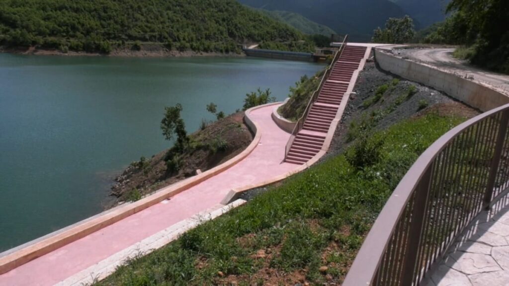 Drejt përfundimit projekti për rivitalizimin e vijës liqenore në Ulëz (Foto) 1 000