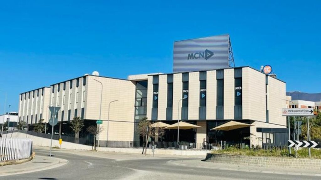 Xhama të thyer dhe zonë e rrethuar nga policia, shpërthim në dyqanin “MCN” në pronësi të Endri Meksit 123
