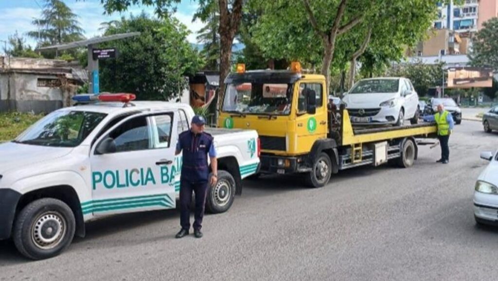 Elbasan/ Policia Bashkiake aksion për zhvendosjen e automjeteve “të harruara” në rrugë… 4 1