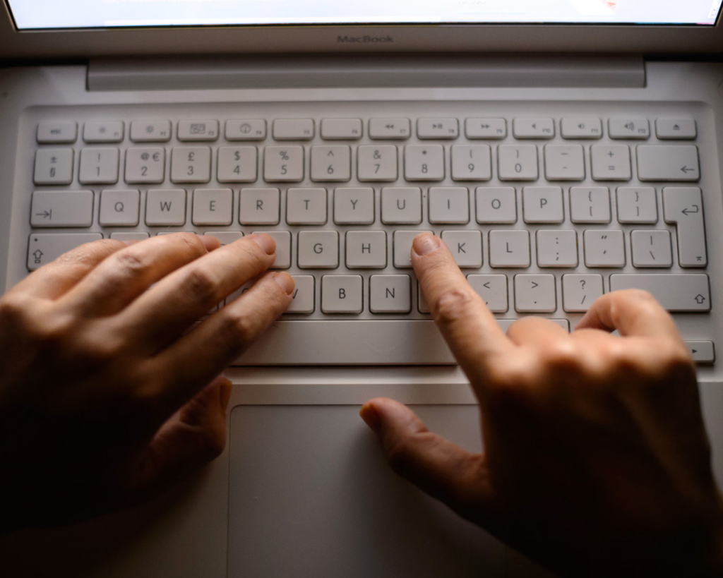 OKB: Gratë në jetën publike përballen me dhunë online IMG 2340