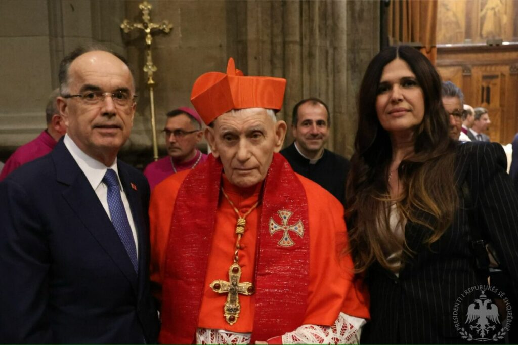 Bajram Begaj nderon Ernest Simoni në 70-vjetorin e shugurimit meshtarak IMG 2479