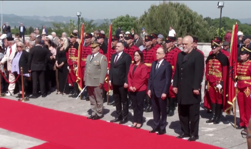 Krerët e shtetit, homazhe në “Varrezat e Dëshmorëve” për 5 Majin IMG 2528