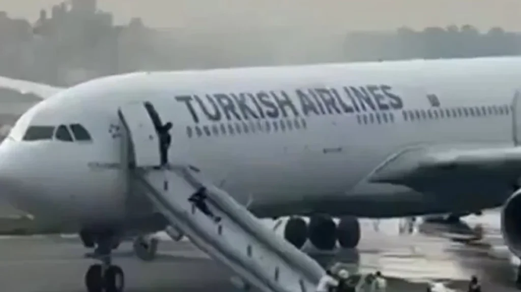 Avioni i “Turkish Airlines”, me rreth 300 persona në bord përfshihet nga flakët IMG 2896