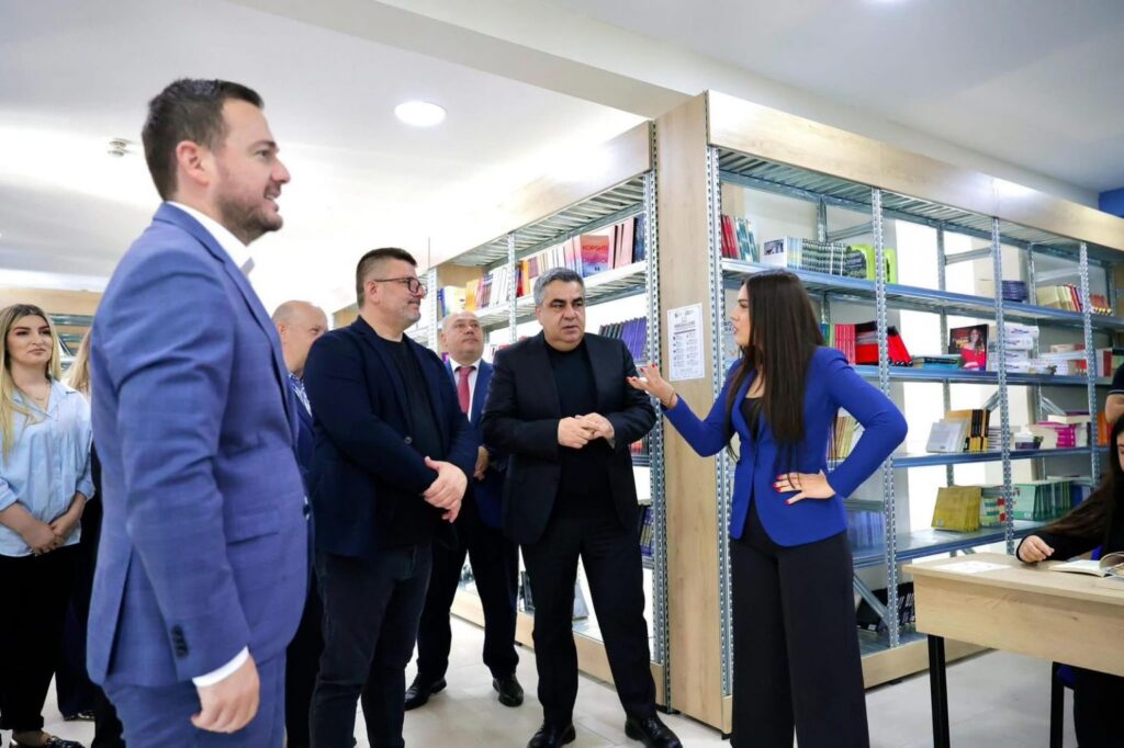 Gonxhja: Bibliotekë e re në Cërrik për rreth 3 mijë të rinj të zonës IMG 3241