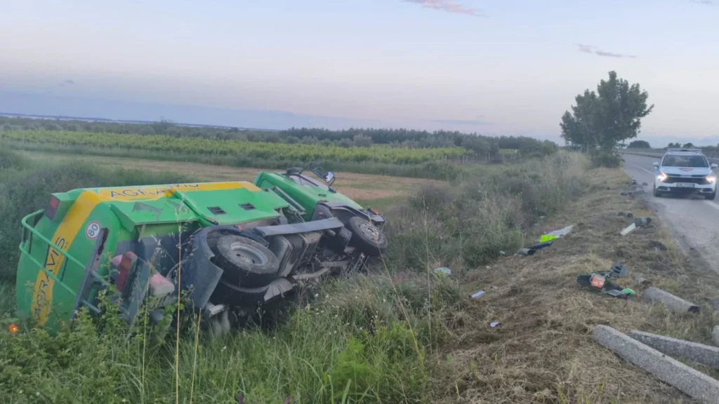 Aksident në fshatin Panaja të Vlorës, kamioni humb kontrollin dhe del nga rruga, raportohet vetëm për dëme materiale IMG 3243