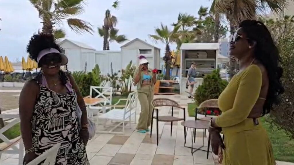 Moti i keq “përmbys” fundjavën në Durrës, turistët nuk dorëzohen dhe sfidojnë shiun IMG 3393