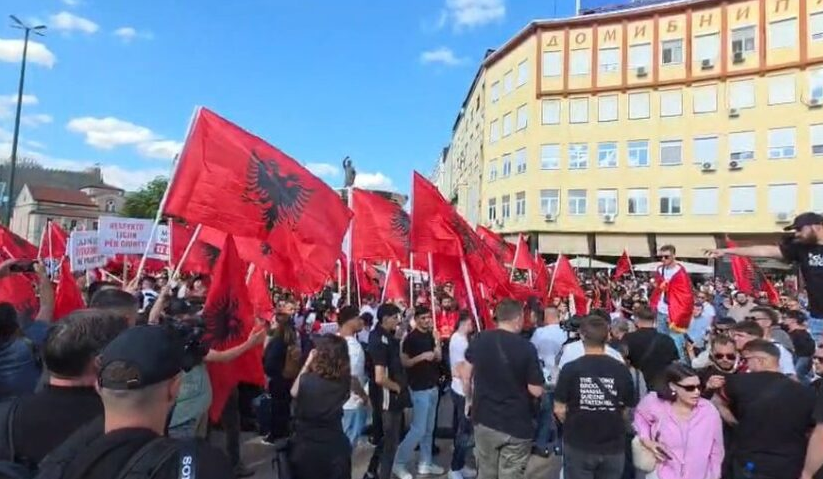 Protesta e studentëve në Shkup për gjuhën shqipe, policia liron tre të rinjtë shqiptarë IMG 3550
