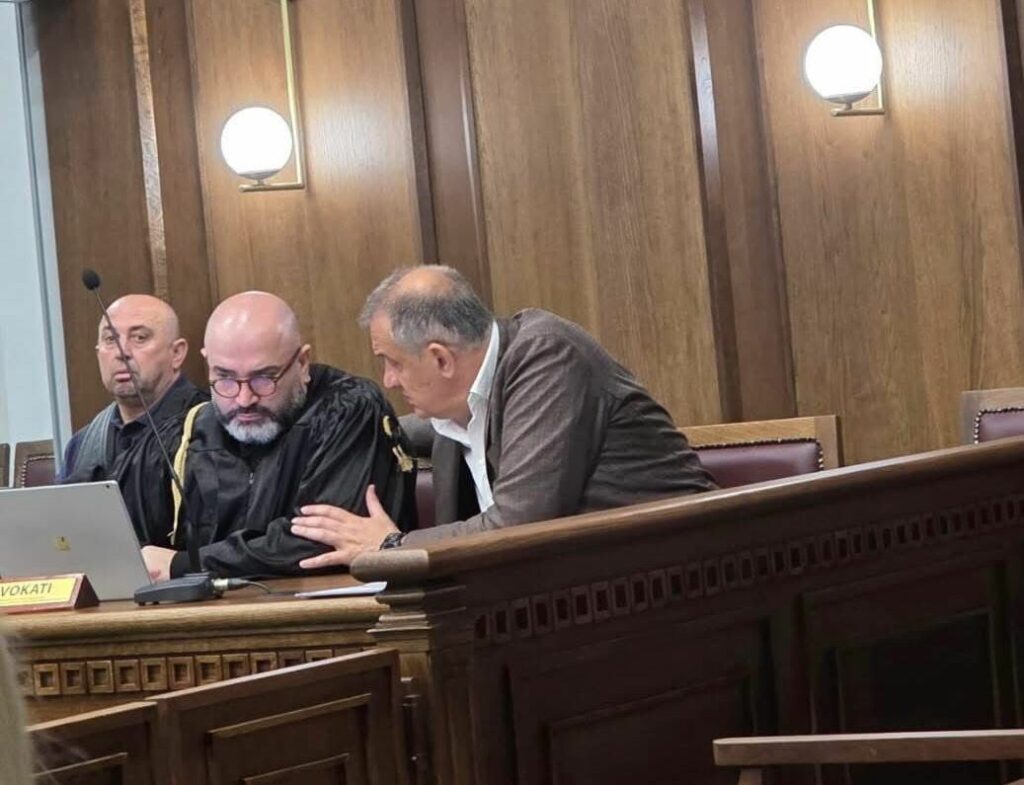 Gjyqi për sterilizimin/ Ilir Beqaj në seancë jashtë kafazit të qelqtë, ulet krah avokatit të tij IMG 3682