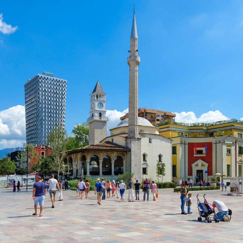 ”Daily Mail”: Tirana një nga destinacionet më të lira për pushime në Evropë IMG 3882