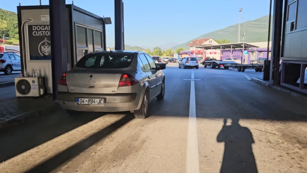 Qytetarët nga Kosova shijojnë fundjavën në bregdetin shqiptar, rriten lëvizjet në pikën kufitare të Morinës IMG 4287