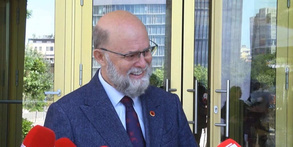 Petrit Malaj përlotet për Birçe Haskon: Ka ikur një njeri që më donte dhe e doja shumë, çdo 7 Mars i dërgoja lule Malaj