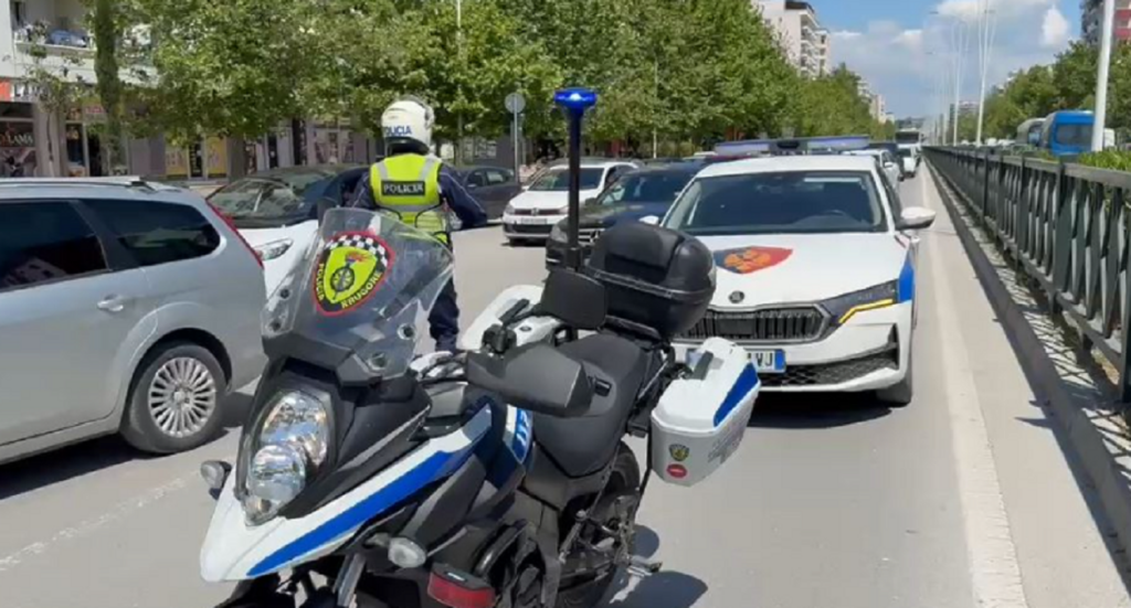 Aksident në Transballkanike, makina përplas të moshuarën te vijat e bardha aksident