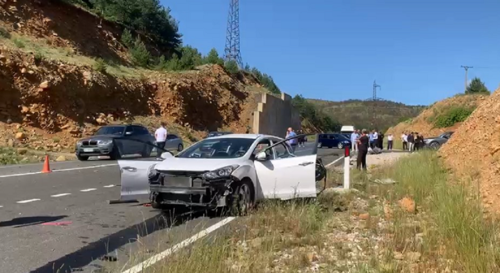 Aksident i rëndë në aksin Qafë e Buallit-Klos, përplasen dy makina, humb jetën pasagjeri aksident 2