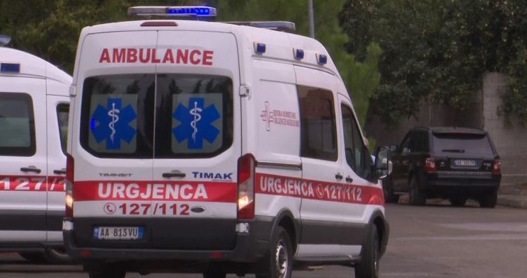 Aksident me pasojë vdekjen në Librazhd! Këmbësorja përplaset nga makina, humb jetën 65-vjeçarja ambulance1