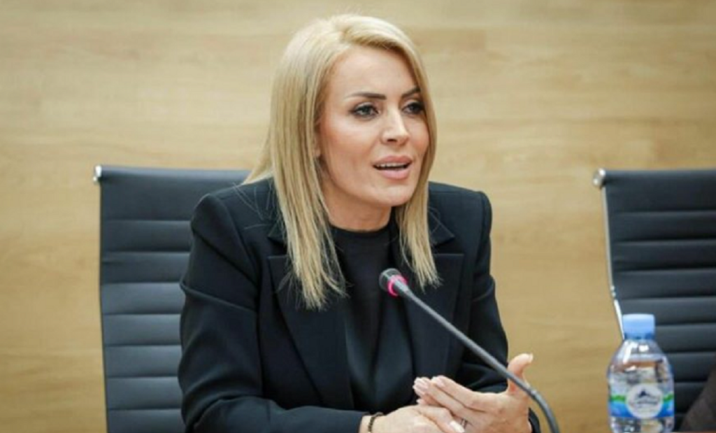 Drejtoresha e AKU sqaron helmimin e 56 studentëve blerina gjylameti