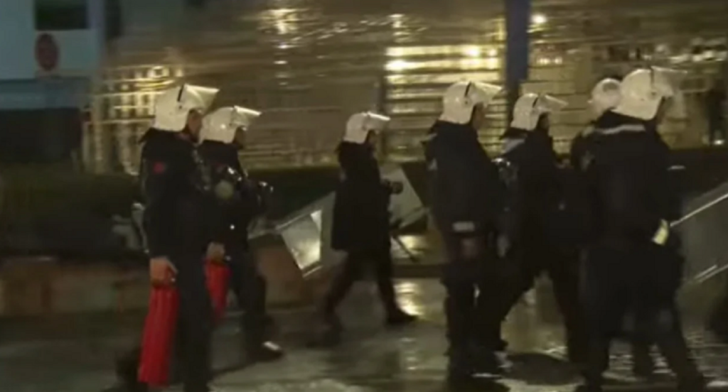 Hedhja e lëndëve piroteknike, molotovit dhe gurëve drejt tyre, lëndohen tre efektivë policie efektive