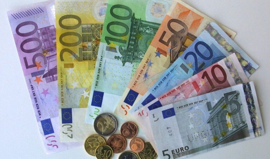 Euro prek minimumin e ri historik, po këmbehet me 95.32 lekë! Banka e Shqipërisë: Shkaqet, volumi i lartë i monedhës së huaj prej turizmit dhe remitancave euro