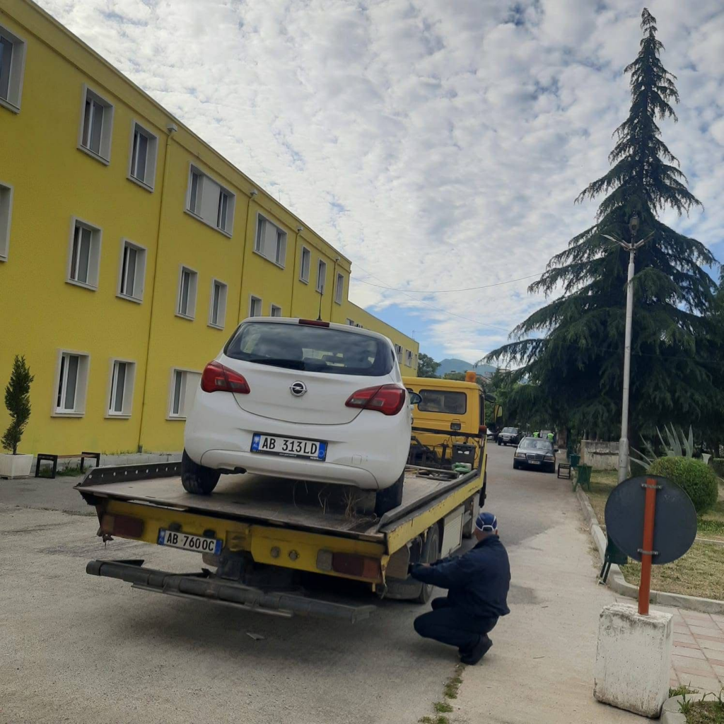 Elbasan/ Policia Bashkiake aksion për zhvendosjen e automjeteve "të harruara" në rrugë... 1 image 8