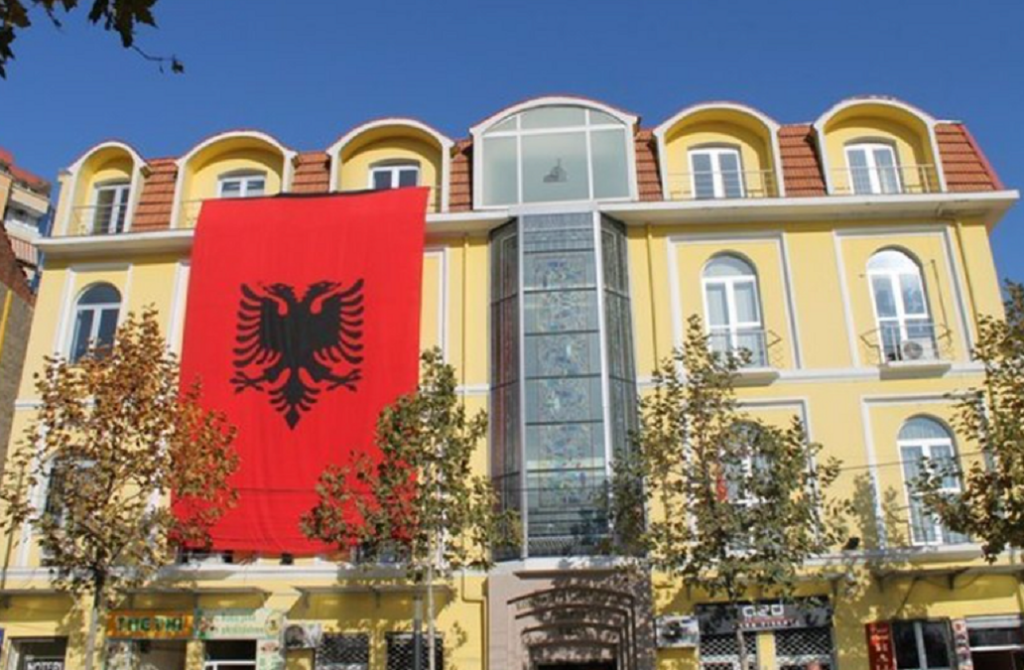 Komuniteti Mysliman reagon për terapinë hormonale: Apel për kujdes maksimal ndaj të miturve komuniteti