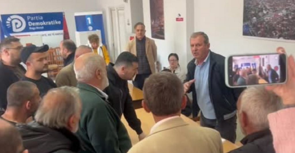 Pas disa orësh ndërprerje/ Nis sërish me tensione procesi për garën për kryetar të degës së PD në Korçë! korce
