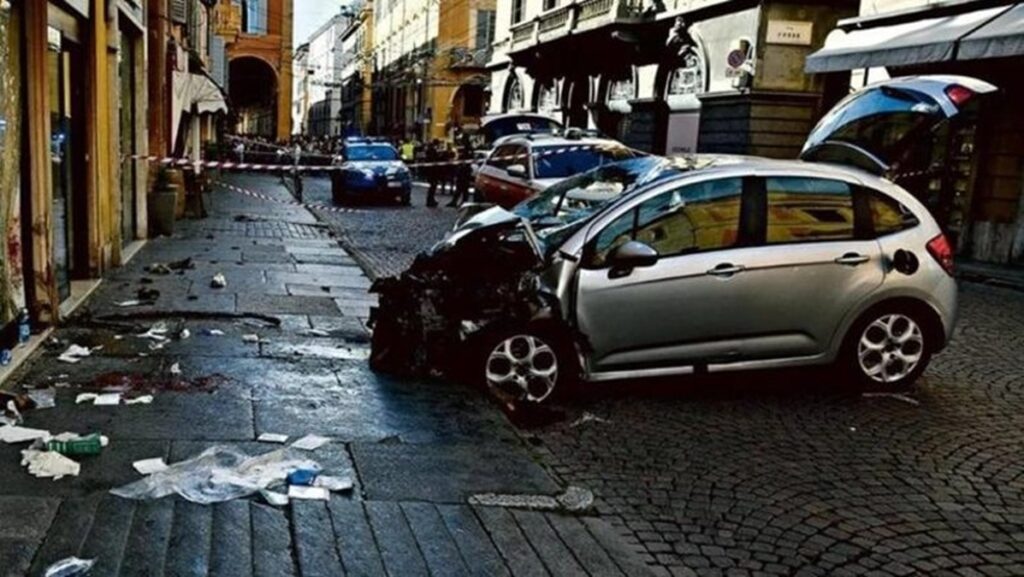 Terror në Modena, makina me 100 km/h hyn përmes turmës, 8 të plagosur modena