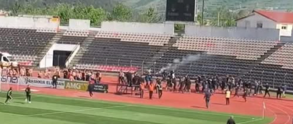 Tifozët e AF Elbasanit dhe KF Tiranës përleshje masive në fushë, ndërhyn policia! ndeshje