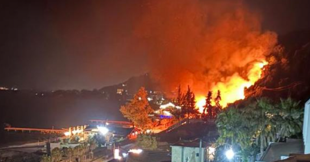 Zjarri i madh shkrumbon biznesin në Radhimë, rrezikohen hotelet dhe ndërtesat pranë zonës radhime