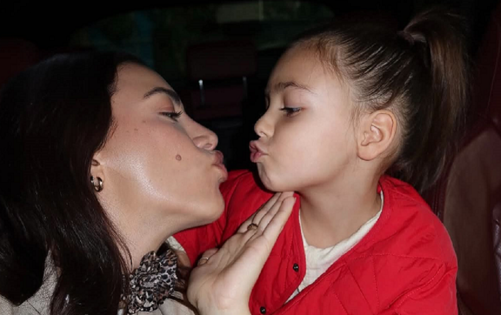 “Pse u ndave me babin?”/ Sara Hoxha tregon pyetjen më të vështirë që ka marrë nga Poem sara dhe poi